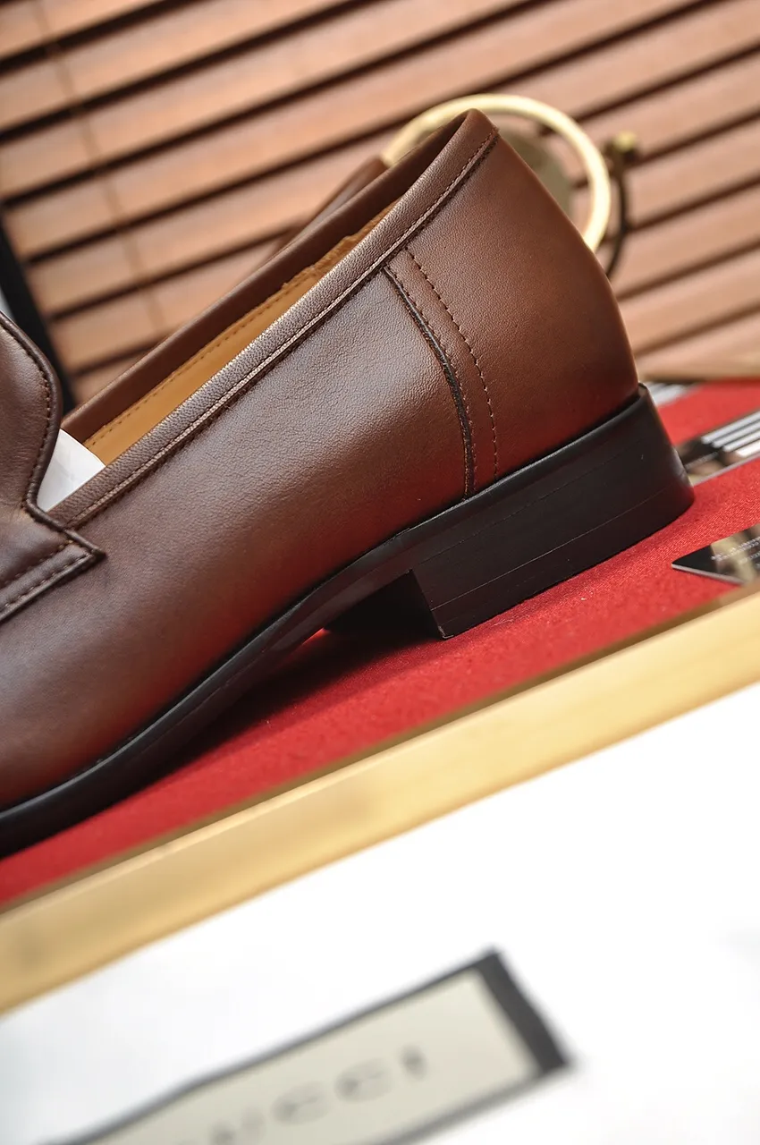 Men's shoes💰500💶Italy's top luxury men's shoe giant (GUCCI) (Gucci) (full cowhide lining) new arrival🍃Original European style🔰 Pleasant to the eye😍In order to make the shoes more durable and non-deformable🌀The production continues to follow traditional methods but there is still no lack of innovation💪Choose original sheepskin for the leather♻️ Smooth and natural And extra bright ⭐Made of imported cowhide, the first choice of rich people 38-45 (45 customized)